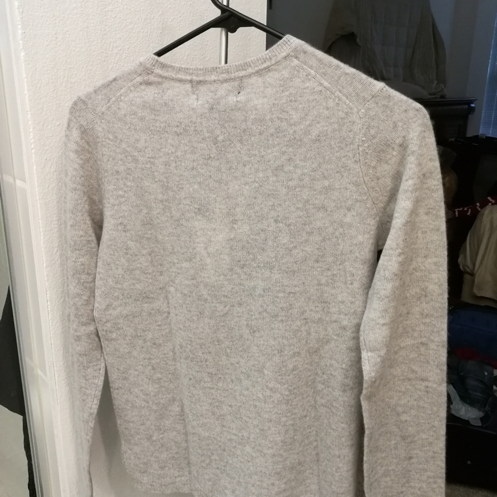 Tahari cashmere sweater